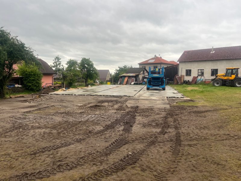 Stavba základové desky pod halu Hudec Semtěš